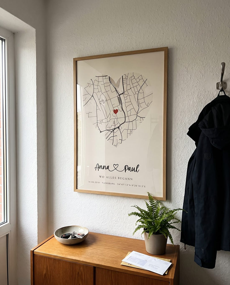 Beispiel: Karten-Poster im Eichenrahmen zu Hause