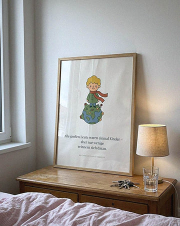 Beispielfoto: Poster Kinderzimmer Kleiner Junge auf dem Planeten