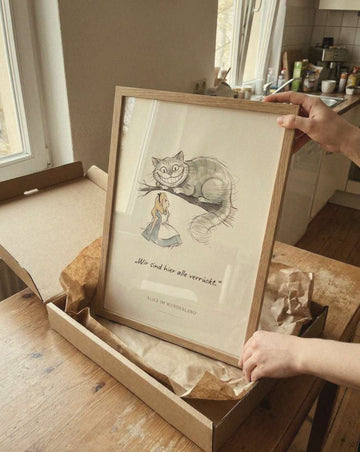 Beispielfoto: Alice im Wunderland – Grinsekatze Kinderzimmer Bild mit Zitat
