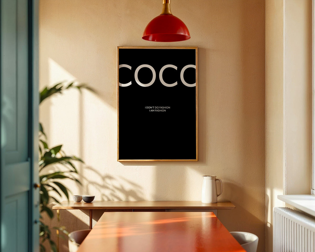Coco Poster – Schwarz – gerahmtes Poster an der Wand