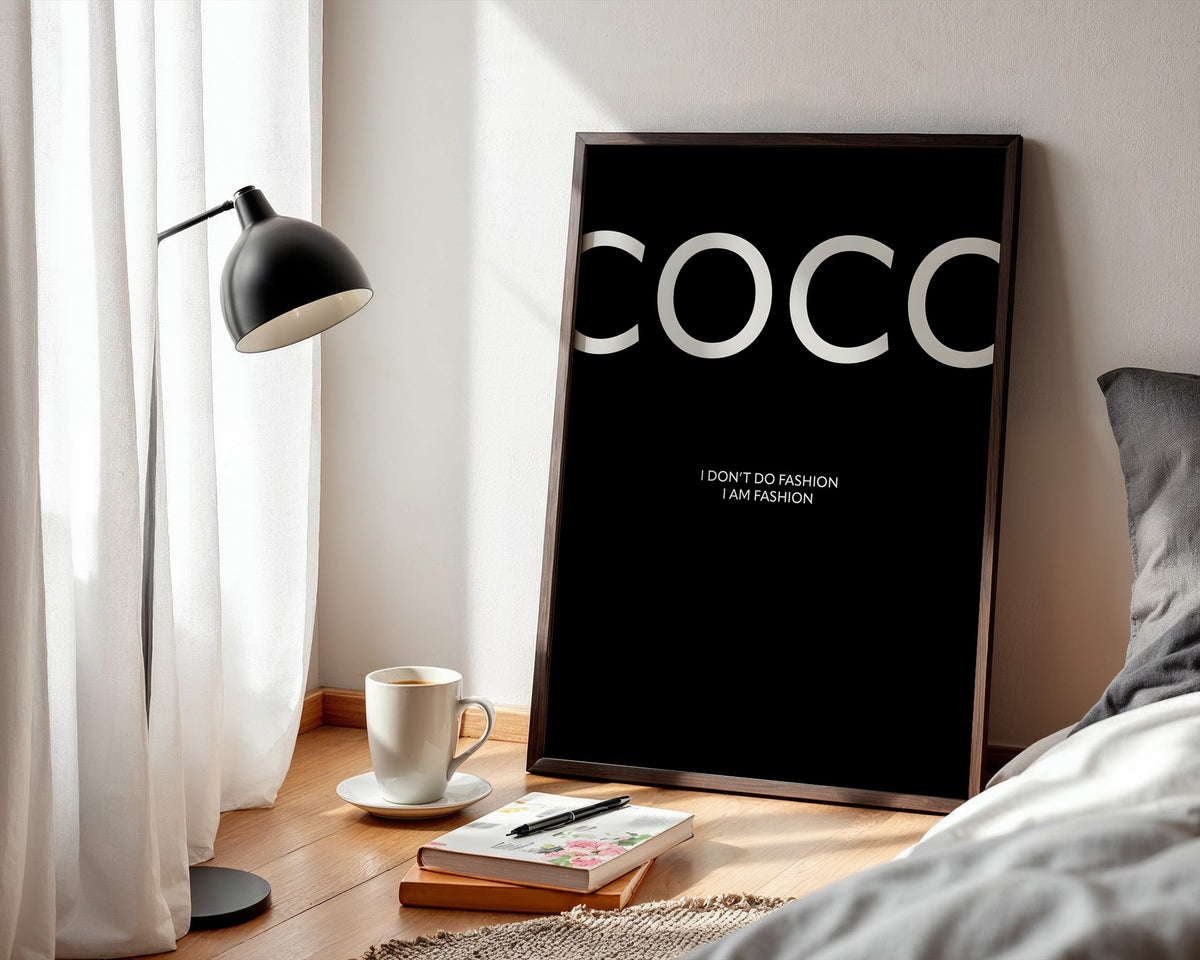 Coco Poster – Schwarz – gerahmtes Poster an der Wand
