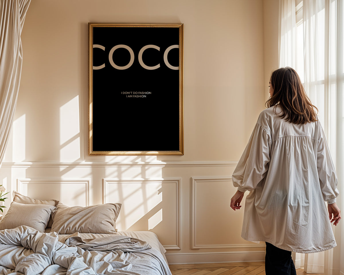 Coco Poster – Schwarz – gerahmtes Poster in der Hand