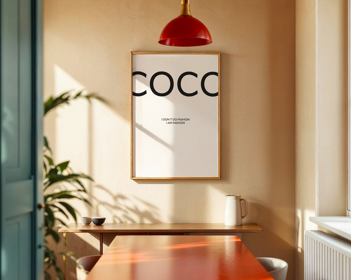 Coco Poster – Weiß – gerahmtes Poster an der Wand