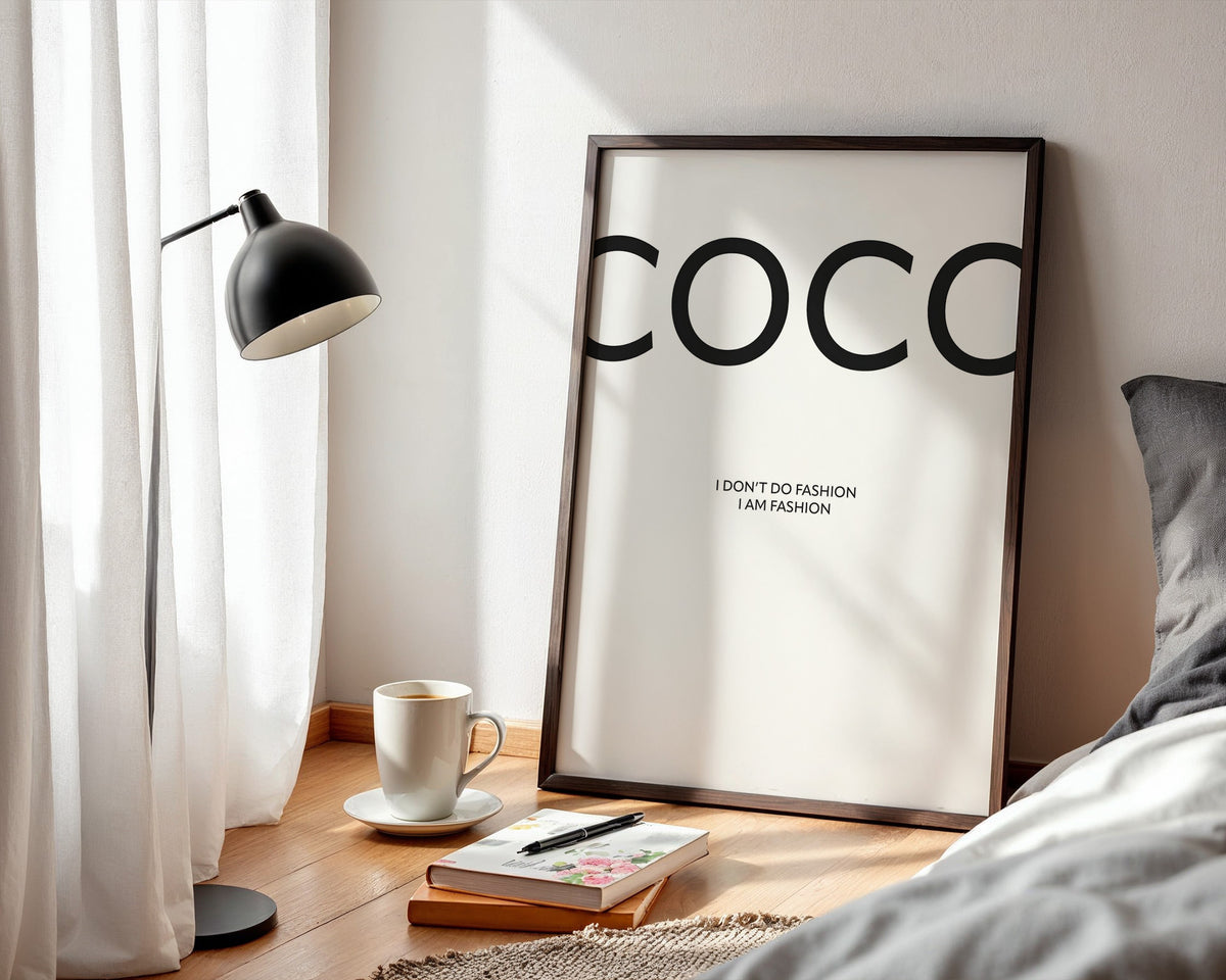 Coco Poster – Weiß – gerahmtes Poster an der Wand