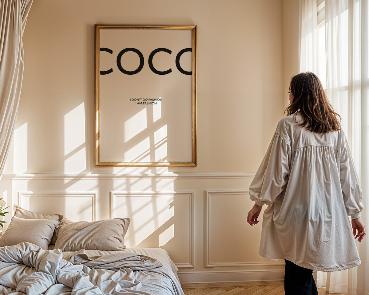 Coco Poster – Weiß – gerahmtes Poster in der Hand