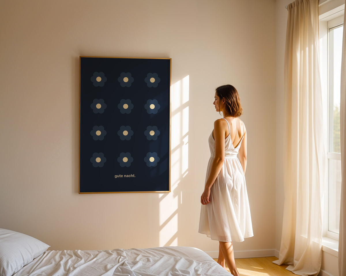 Gute Nacht Sterne – gerahmtes Poster in der Hand