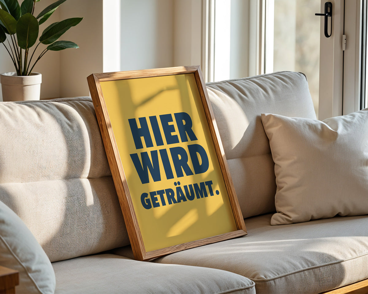 Hier wird geträumt – gerahmtes Poster an der Wand