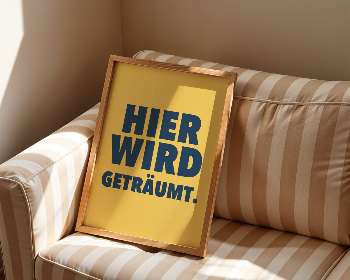 Hier wird geträumt – gerahmtes Poster an der Wand