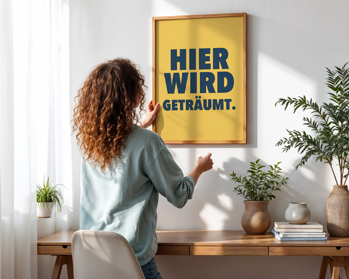 Hier wird geträumt – gerahmtes Poster in der Hand