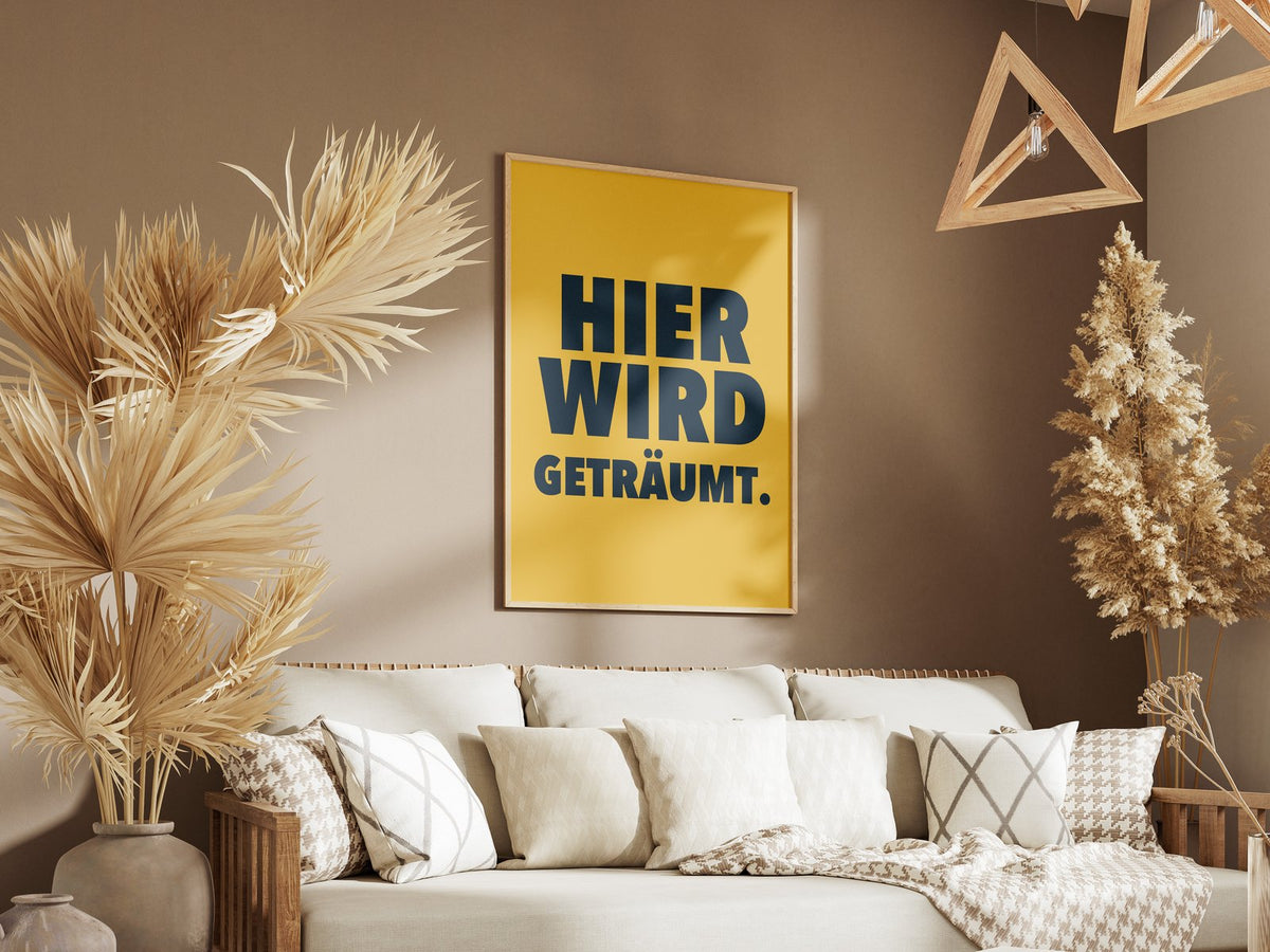 Hier wird geträumt – gerahmtes Poster an der Wand