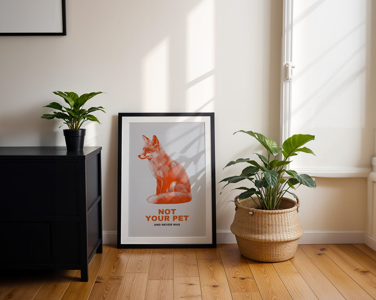 Not Your Pet Fuchs – gerahmtes Poster an der Wand