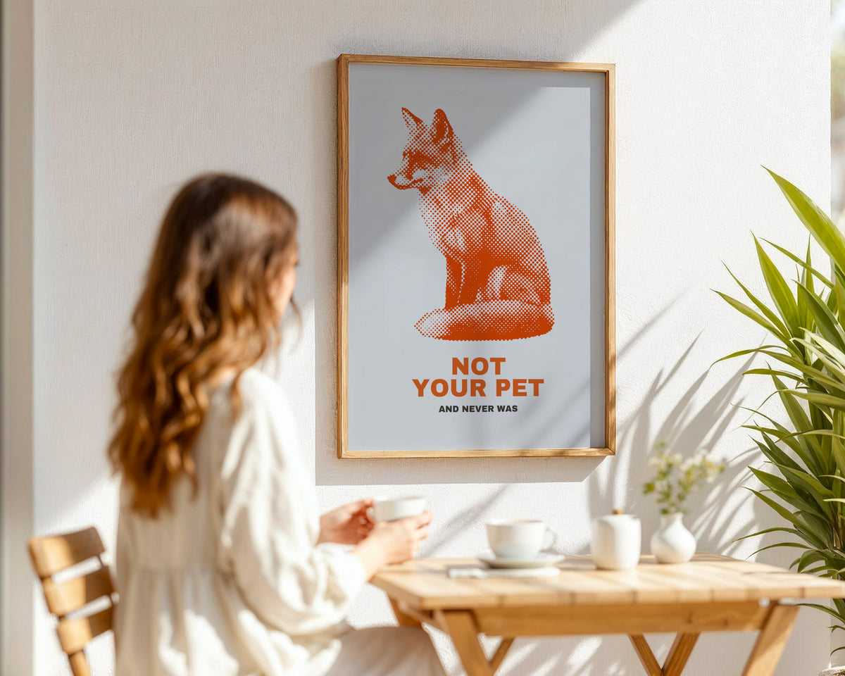 Not Your Pet Fuchs – gerahmtes Poster in der Hand