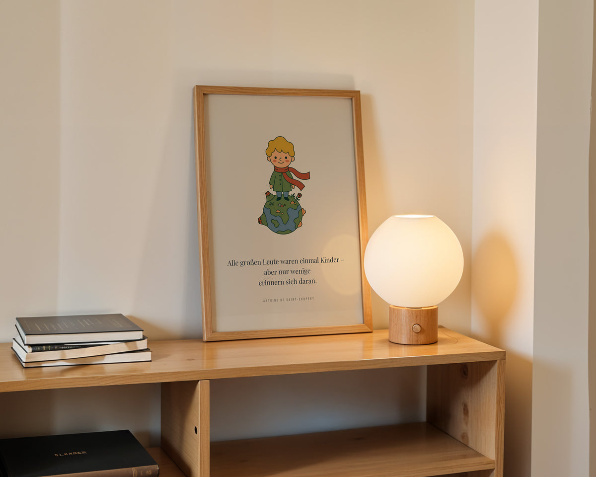Poster Kinderzimmer Kleiner Junge auf dem Planeten – gerahmtes Poster an der Wand
