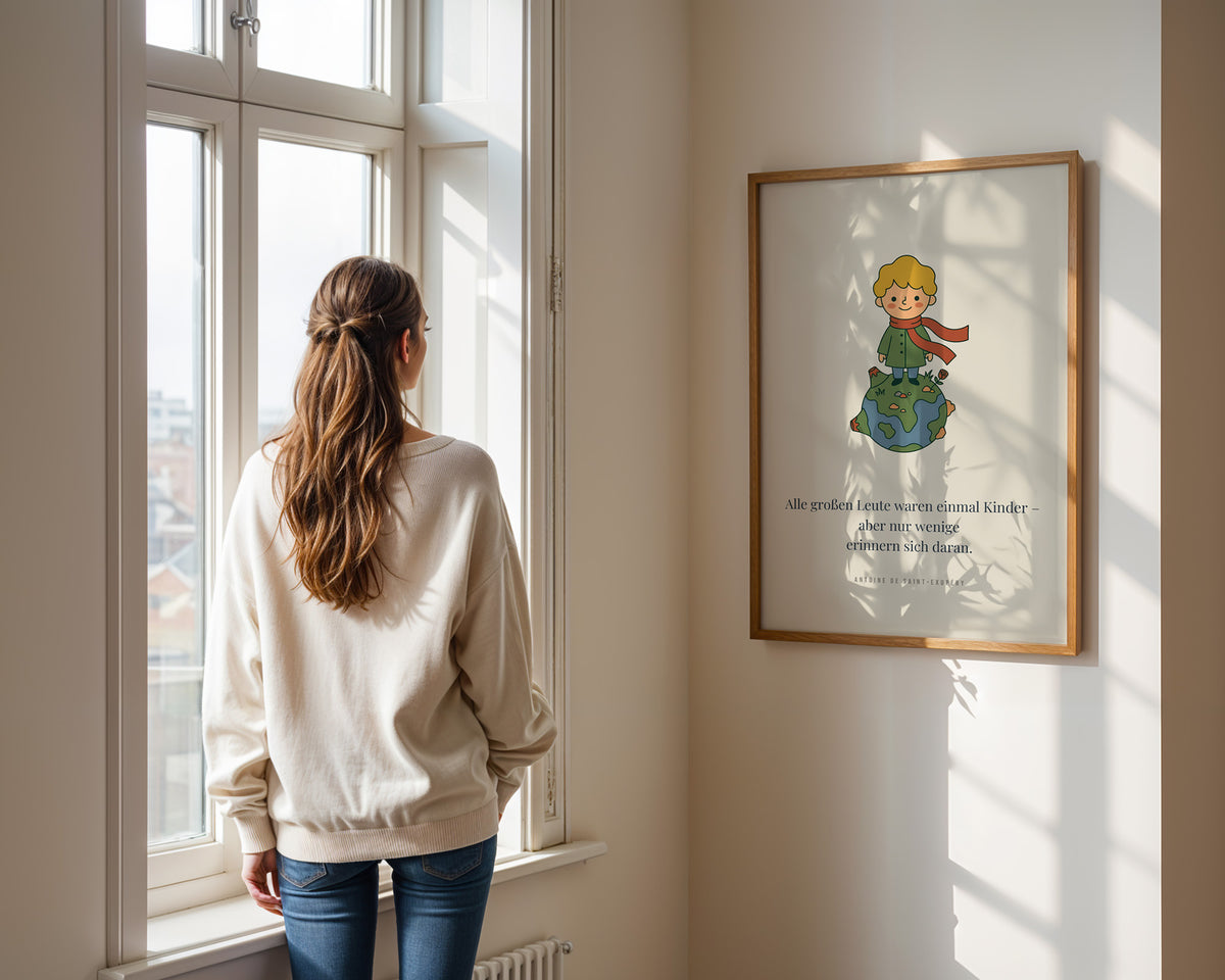 Poster Kinderzimmer Kleiner Junge auf dem Planeten – gerahmtes Poster in der Hand