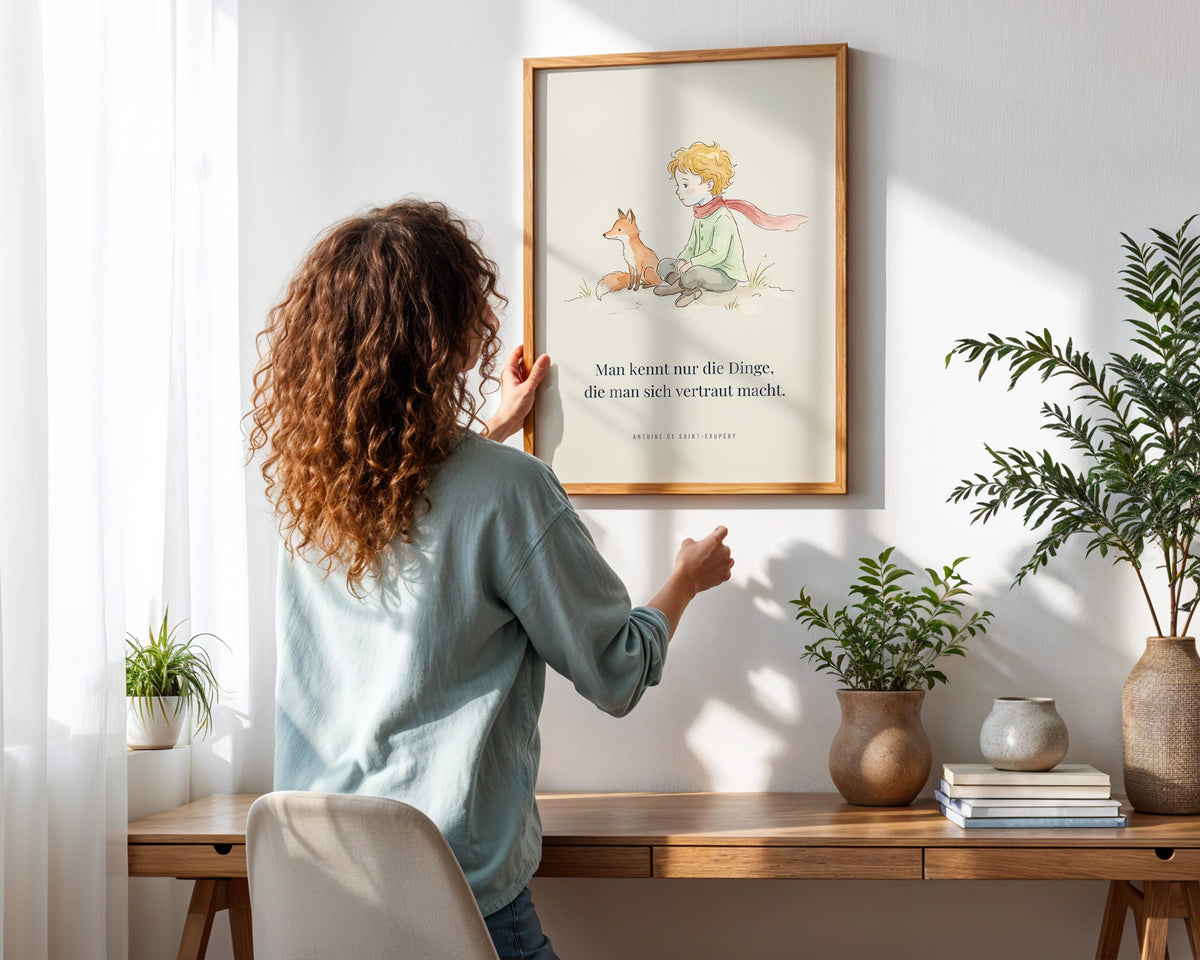 Poster Kinderzimmer Junge und Fuchs – gerahmtes Poster in der Hand