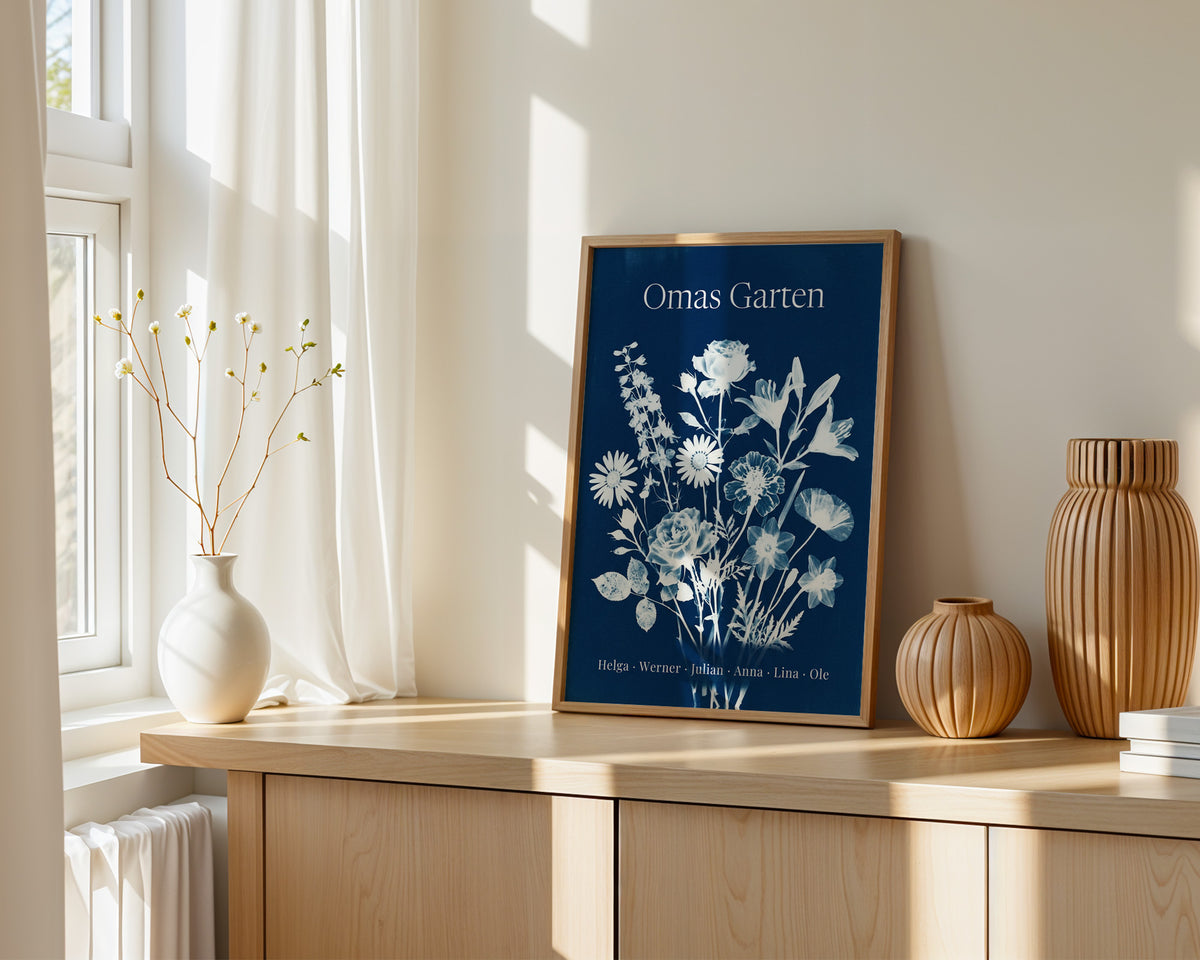 Geburtsblumen Familienstrauß Blaupause (Variante 12) – Omas Garten mit Namen – gerahmtes Poster an der Wand