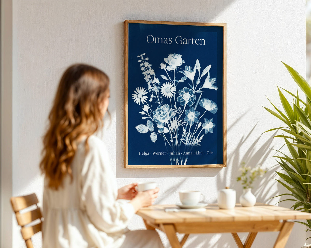 Geburtsblumen Familienstrauß Blaupause (Variante 12) – Omas Garten mit Namen – gerahmtes Poster in der Hand