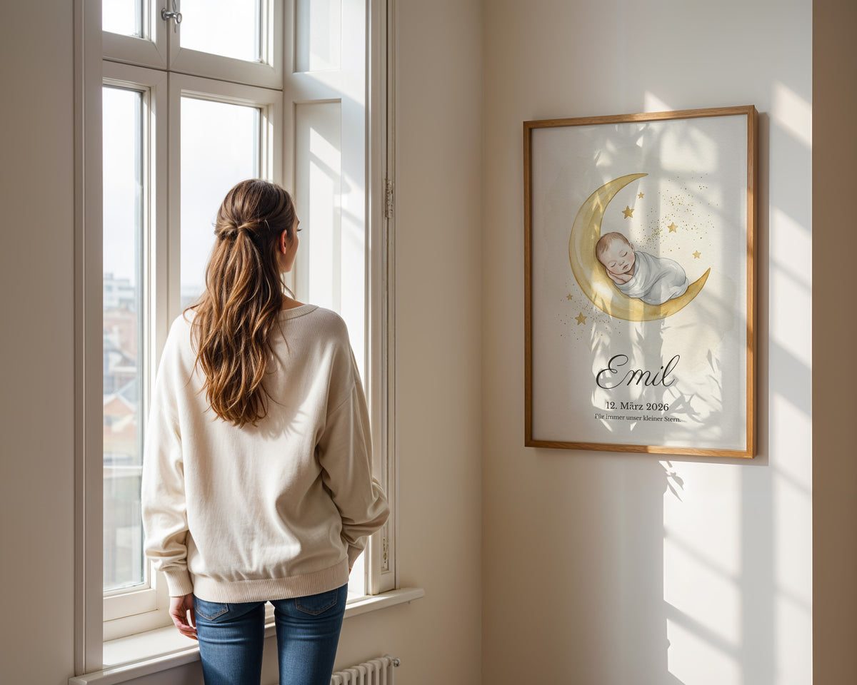 Sternenkind – Mond-Baby Aquarell – gerahmtes Poster in der Hand