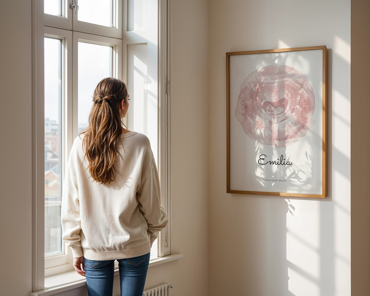 Ultraschallbild – Zarter Farbklecks – gerahmtes Poster in der Hand