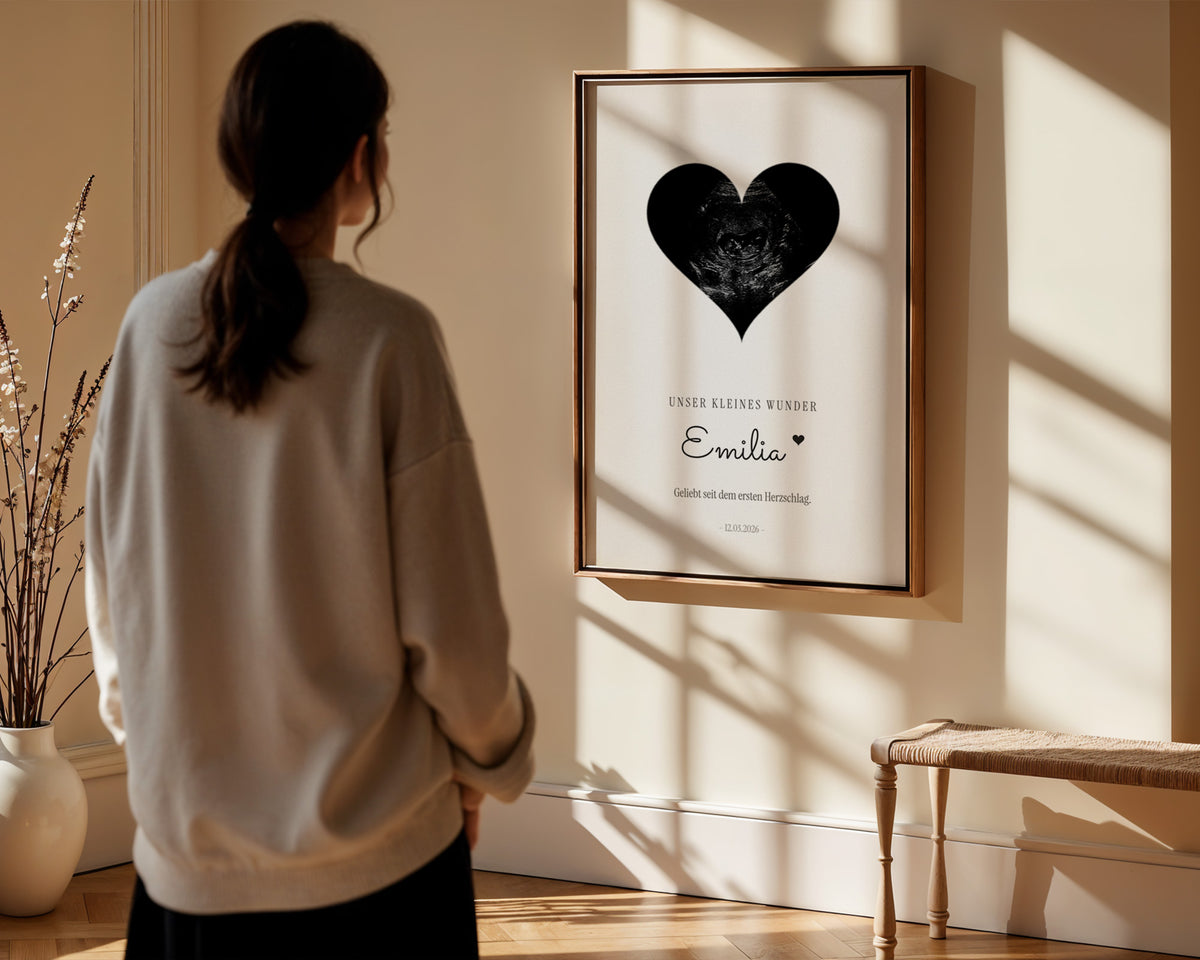 Ultraschallbild als Herz – Originalaufnahme – gerahmtes Poster in der Hand