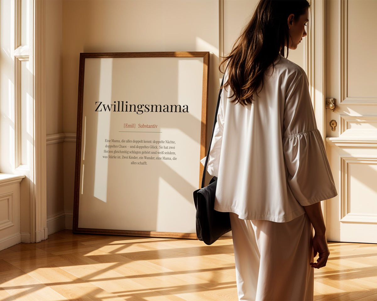 „Zwillingsmama“ (twin mum definition) – framed poster held in hand
