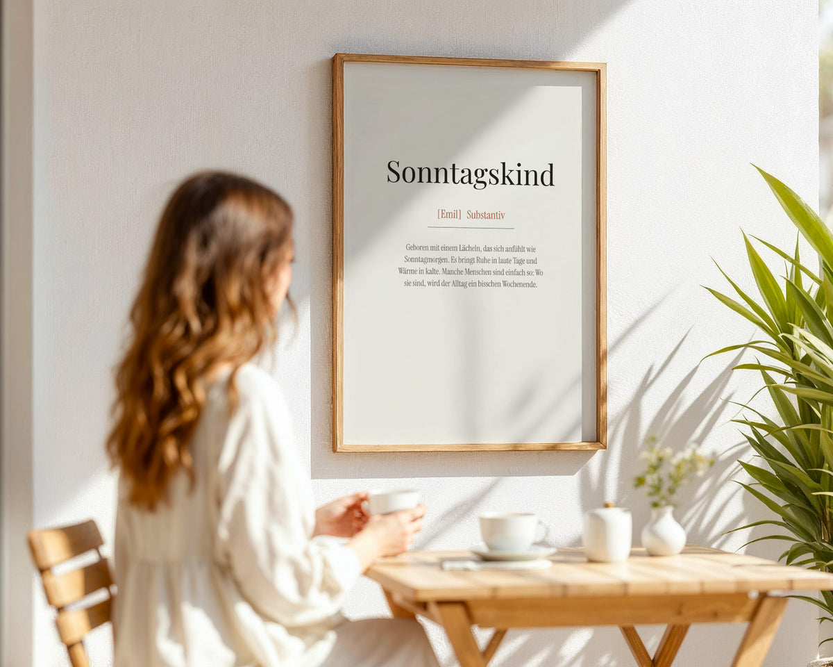Sonntagskind (Definition) – gerahmtes Poster in der Hand