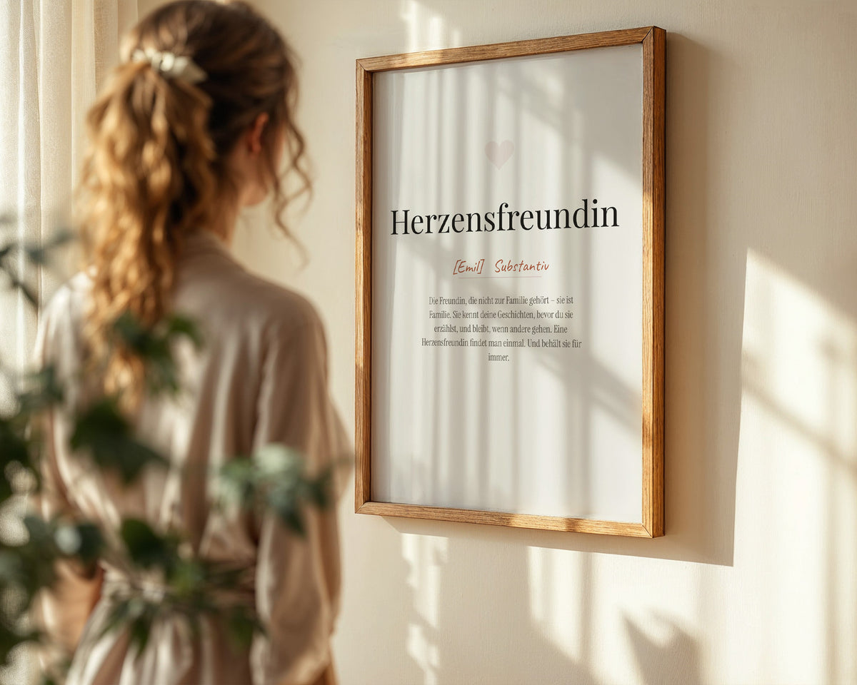Herzensfreundin (Definition) – gerahmtes Poster in der Hand