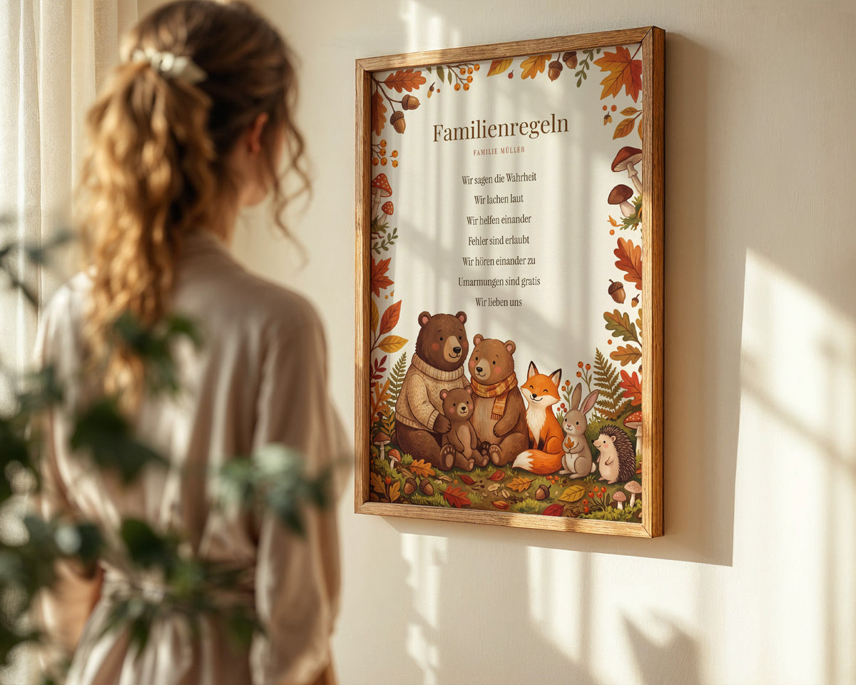 Hausregeln Waldtiere – gerahmtes Poster in der Hand