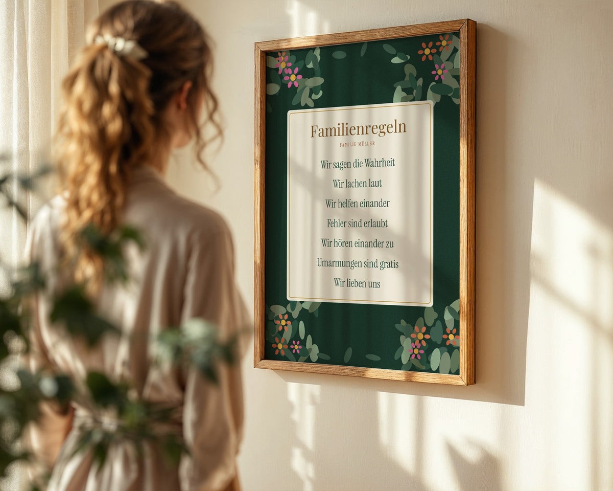 Hausregeln mit Familienname – gerahmtes Poster in der Hand