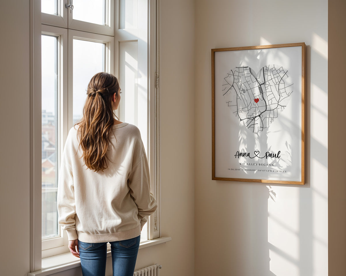 Karten-Poster „Dein Ort“ – gerahmtes Poster in der Hand