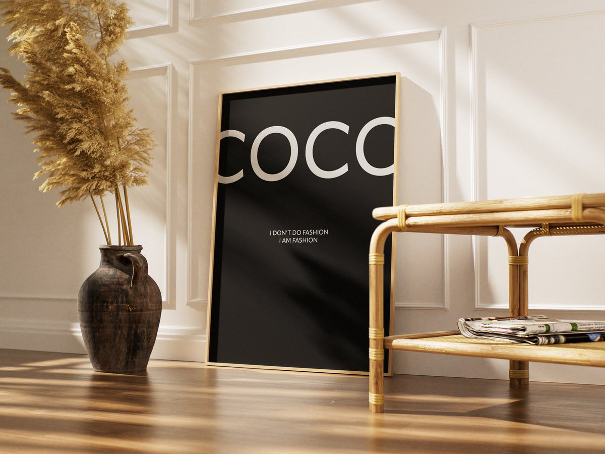 Coco Poster – Schwarz – gerahmtes Poster im Raum