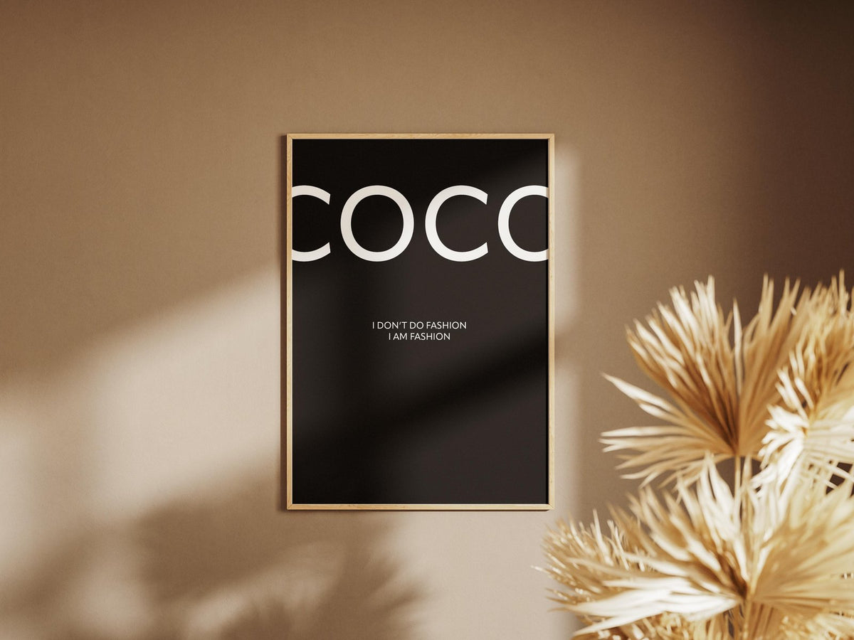 Coco Poster – Schwarz – gerahmtes Poster an der Wand