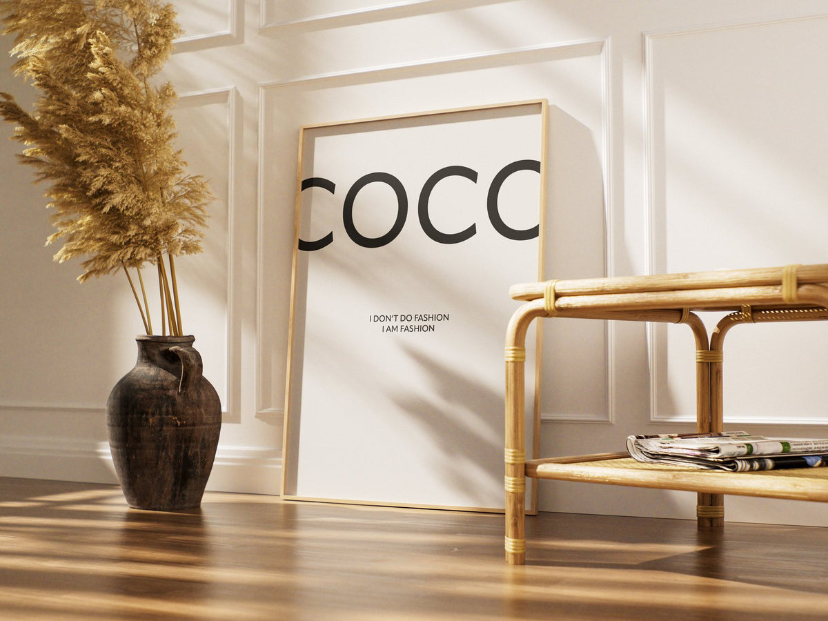 Coco Poster – Weiß – gerahmtes Poster im Raum