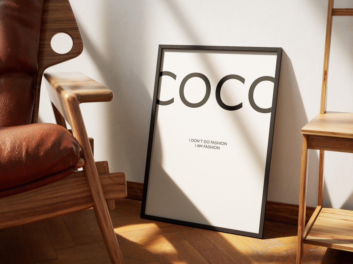 Coco Poster – Weiß – gerahmtes Poster im Raum