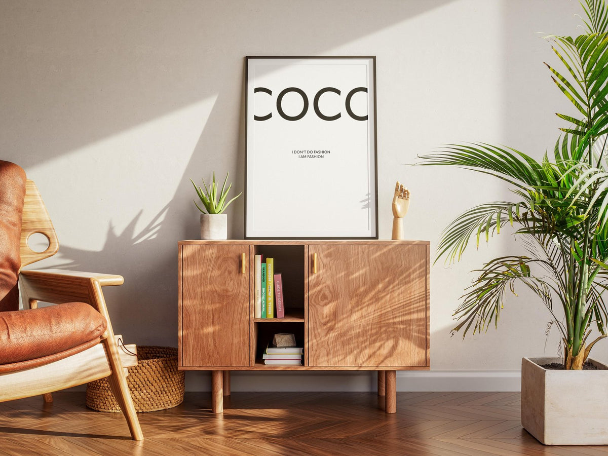 Coco Poster – Weiß – gerahmtes Poster im Raum