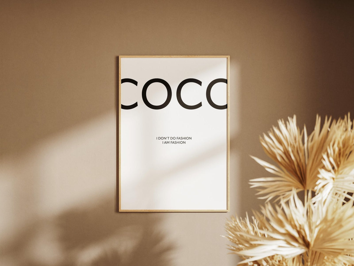Coco Poster – Weiß – gerahmtes Poster an der Wand
