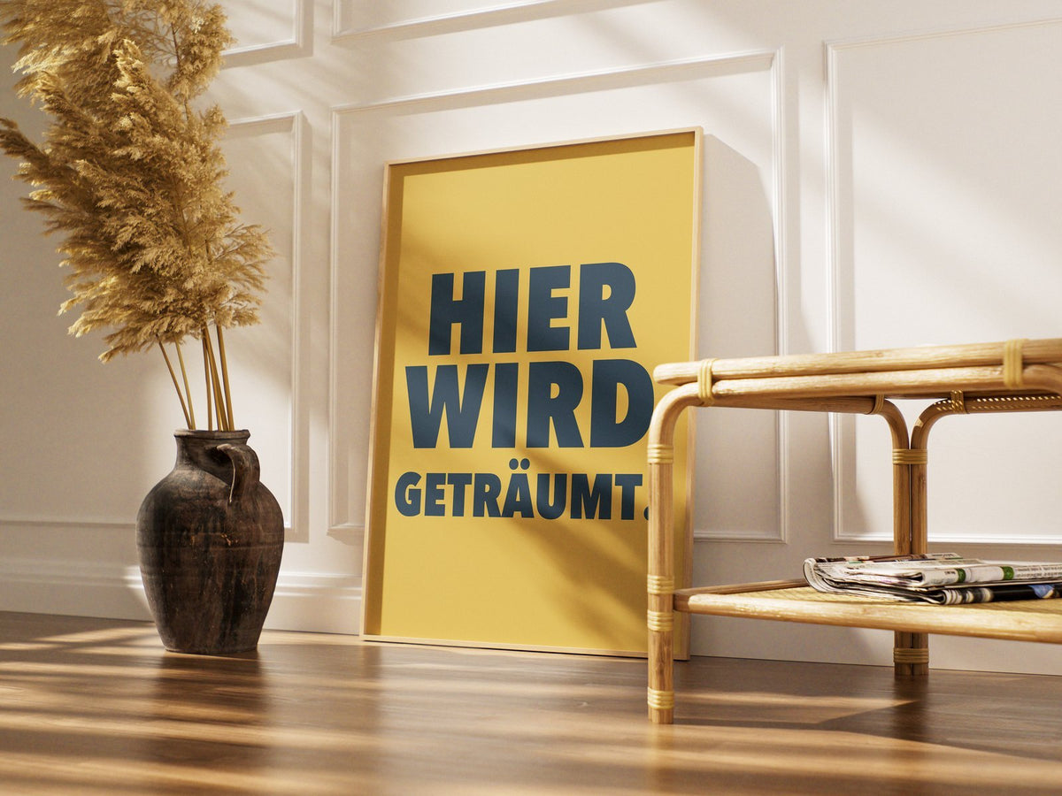 Hier wird geträumt – gerahmtes Poster im Raum