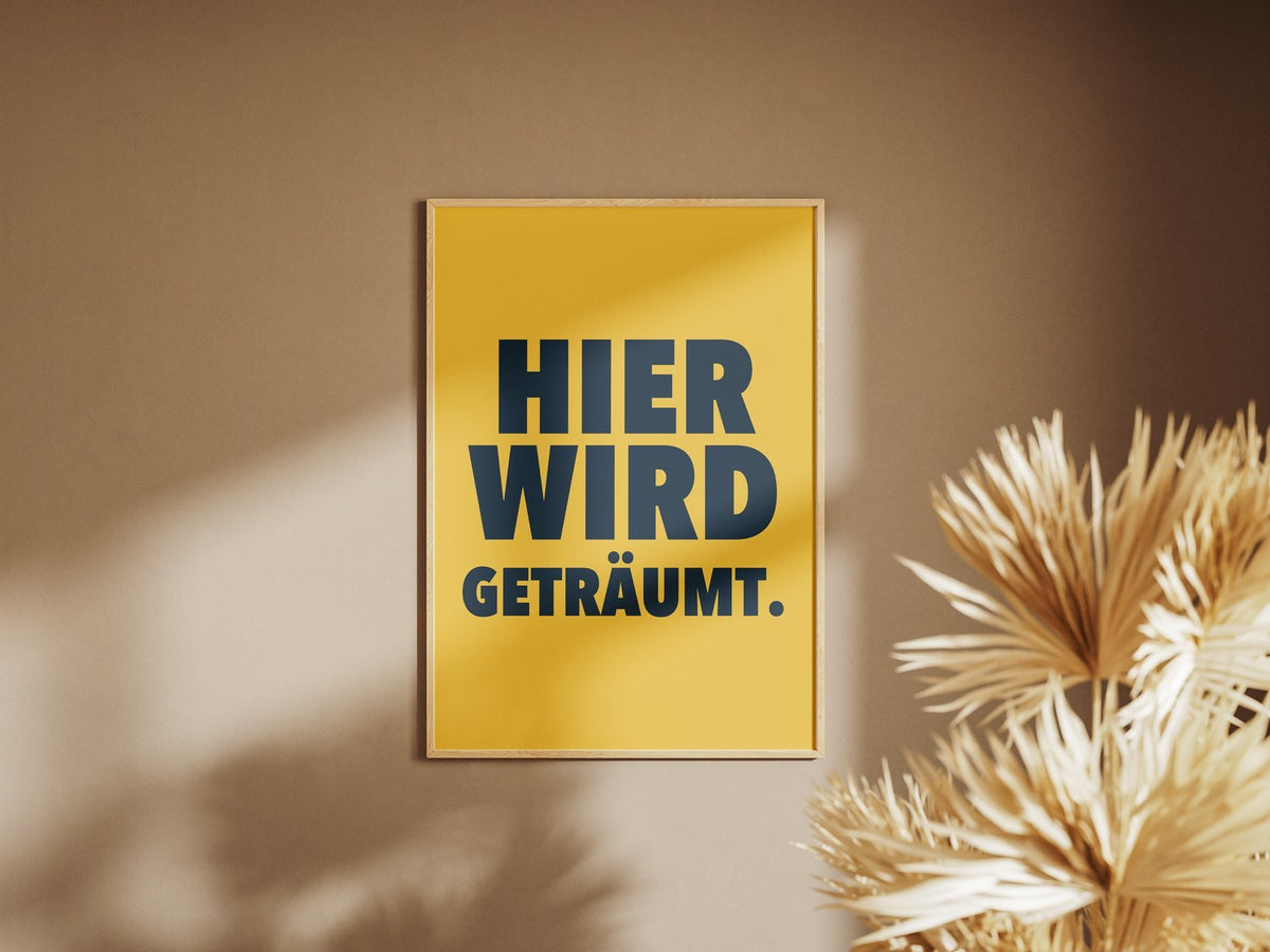 Hier wird geträumt – gerahmtes Poster an der Wand