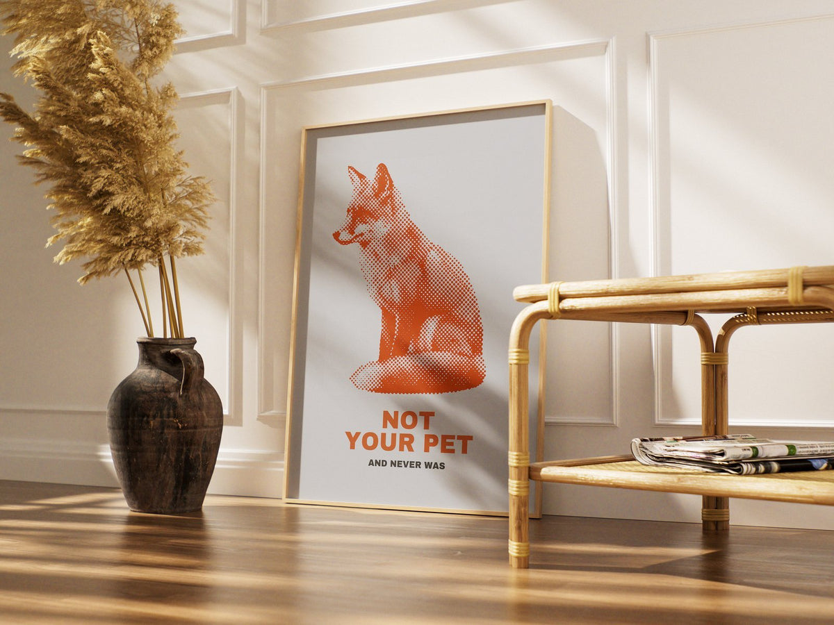Not Your Pet Fuchs – gerahmtes Poster im Raum