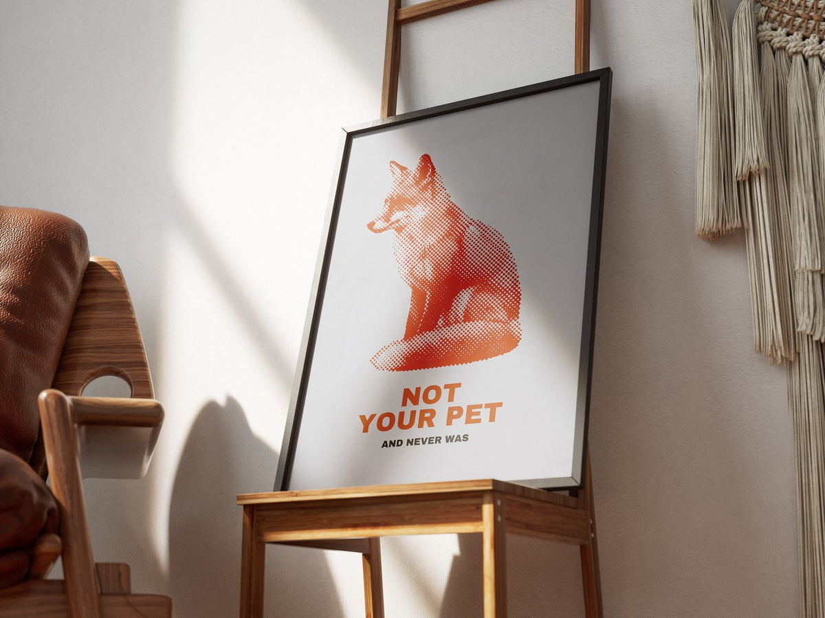 Not Your Pet Fuchs – gerahmtes Poster im Raum