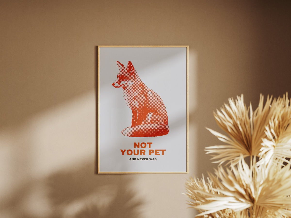 Not Your Pet Fuchs – gerahmtes Poster an der Wand