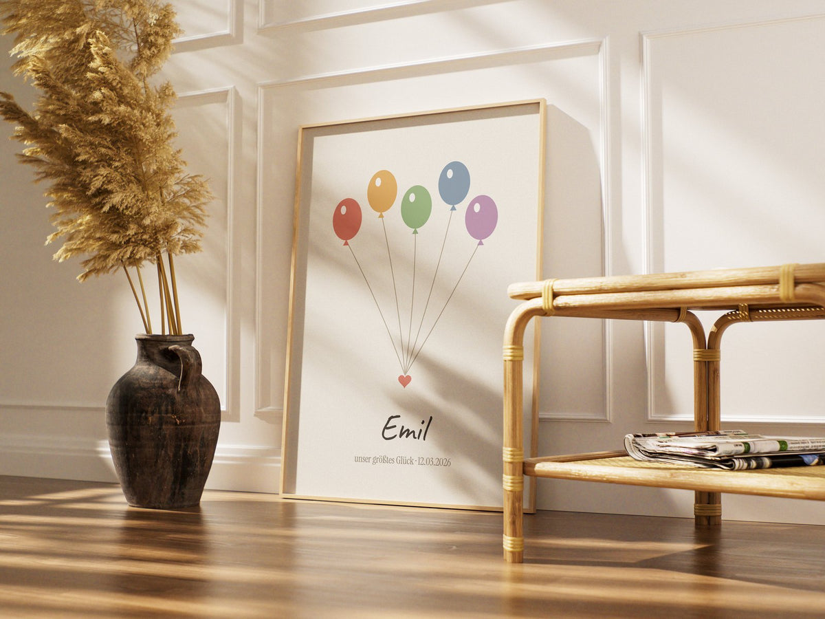 Regenbogenbaby – Ballons – gerahmtes Poster im Raum