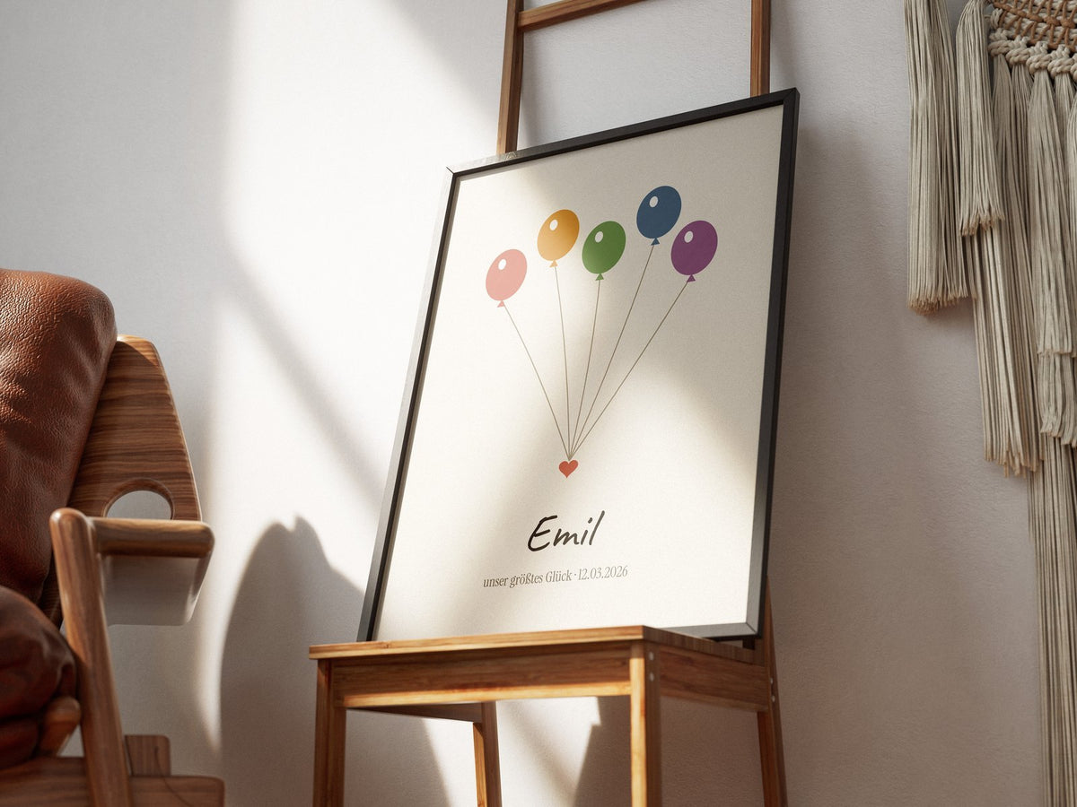 Regenbogenbaby – Ballons – gerahmtes Poster im Raum