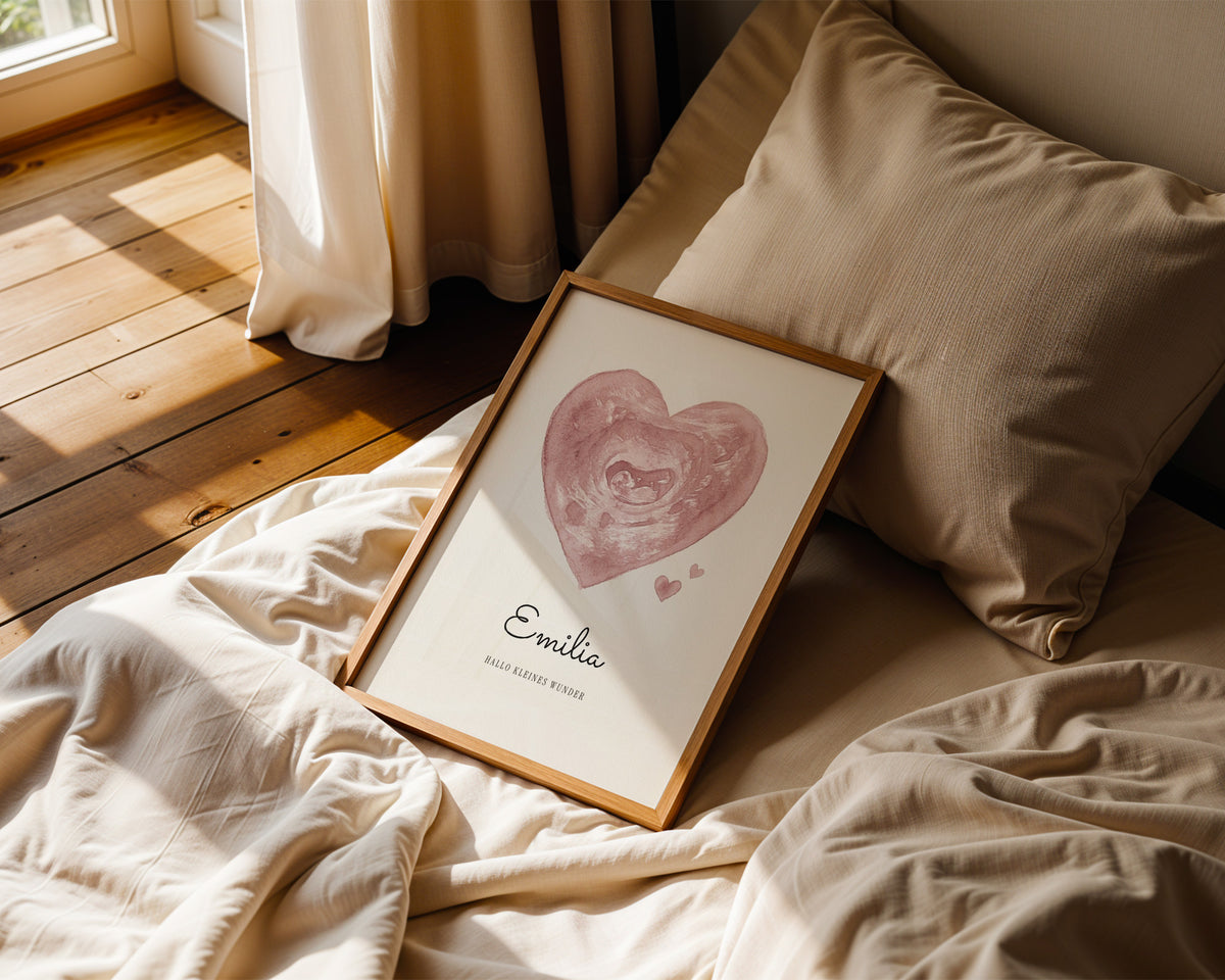 Ultraschallbild als Aquarell-Herz – gerahmtes Poster an der Wand