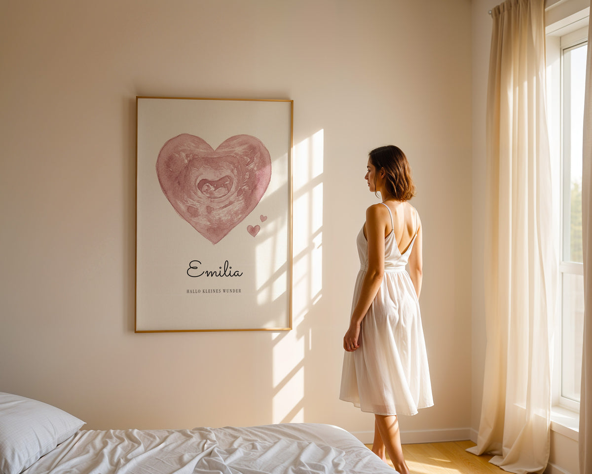 Ultraschallbild als Aquarell-Herz – gerahmtes Poster in der Hand