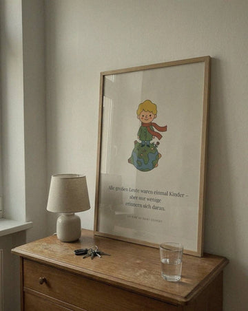 Beispielfoto: Poster Kinderzimmer Kleiner Junge auf dem Planeten
