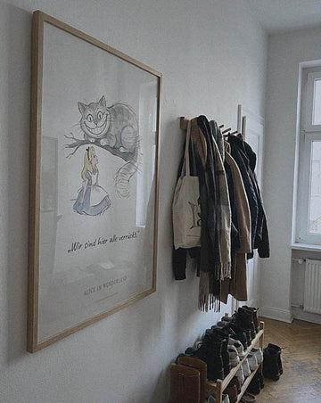 Beispielfoto: Alice im Wunderland – Grinsekatze Kinderzimmer Bild mit Zitat
